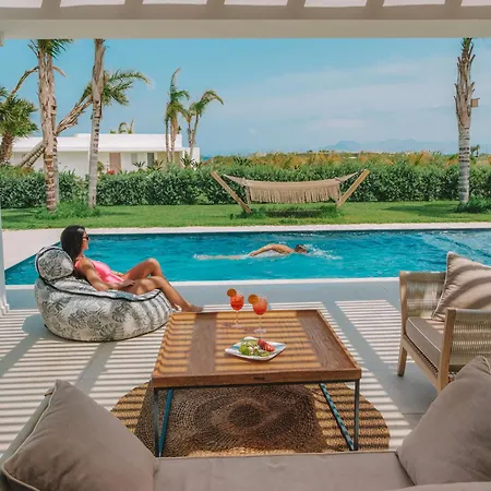 Taf Beach Villas & Tesla Y ホテル 4*